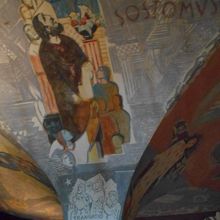 ヘタウマ風でもあり、時代が違うようでもある壁画が片隅に。