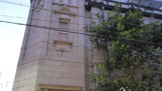 素敵なビルだが写真を撮る時は電線が邪魔