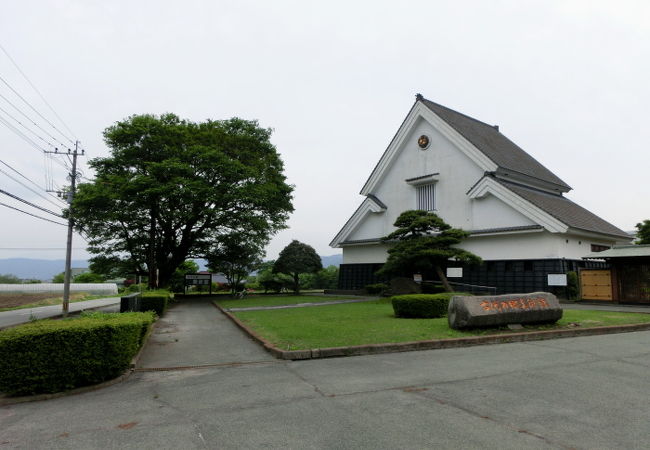 白い蔵造りの『阿蘇古代の郷美術館』