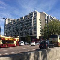 地下鉄の出口を上がったところ。目の前にある建物がホテル。