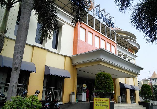 Mall Luwes Sangkrah