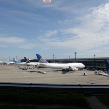出国審査を終えると飛行機が目の前に