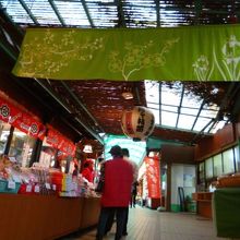 のれんもうぐいす色。