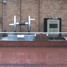 鉄道唱歌の碑の左側に蒸気機関車の動輪が展示されています。