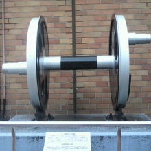 蒸気機関車の動輪は、かなり大きなものです。実物です。