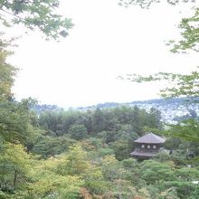 高台から見た銀閣寺。