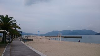 白い砂浜が続く穏やかなビーチ!!