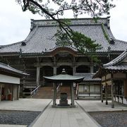 日蓮聖人の誕生の地を記念して建立されたお寺です