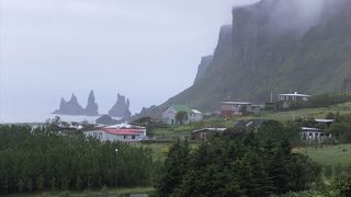 アイスランド本島南端の海面を飾る奇岩群