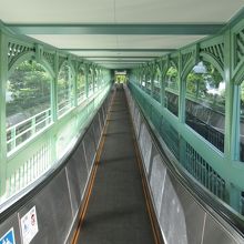 ムービングロードで坂を上がれます。