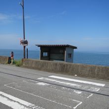 妄想膨らむ海沿いのバス停