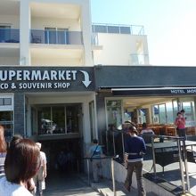 カフェが一階で、地階がスーパーになっています