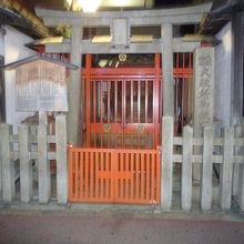 ビルとビルの間にある