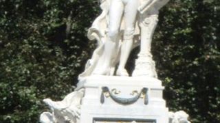 優雅なポーズで立っていました