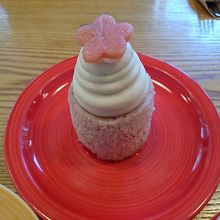 イチゴ味の餅ケーキ