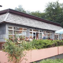 レストラン、セルフサービスの食堂、カフェバーに別れています