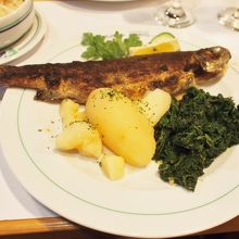 お目当ての鱒のグリルも美味しかったです