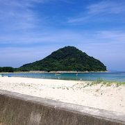 真夏の菊ヶ浜は海水浴客で賑わっていました