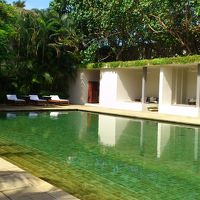 プールサイドでのんびりと