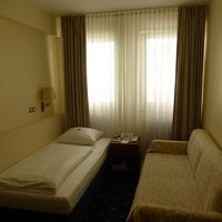 ベッドと同じくらいの大きさのソファーが横並びｗ