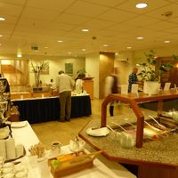 朝食会場。ハムもソーセージもパンもデザートも色々。