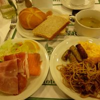 やきそばも味噌汁もあります。