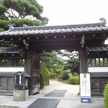 庭園の入り口。