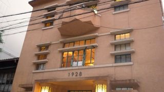 もとは大阪毎日新聞社京都支局のビルとして建設された