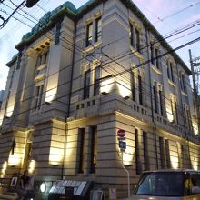 SACRA ライトアップされた外観