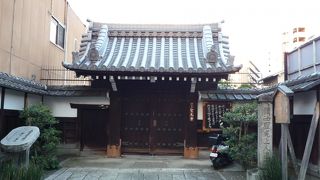 入口左側にある石碑が面白い