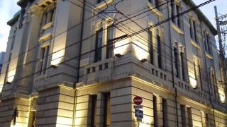 もとは銀行のレトロビルがテナントになっています