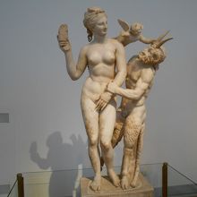 アフロディテと牧神パンとエロスの像