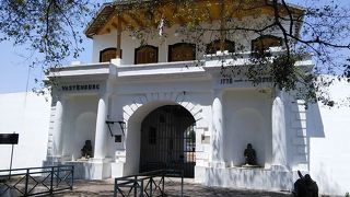 中はただの空き地だけ