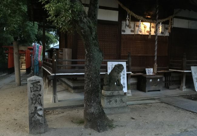 鼻川神社の境内