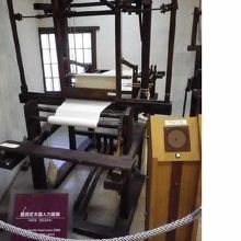 これが、佐吉のお母さんが使って涙した豊田式木製人力織機です。