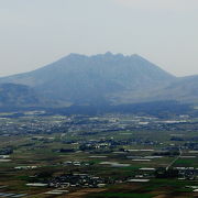 独特の山容が目を引く『根子岳』