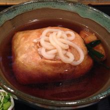 おあげを破ると中からうどんが見えてきます