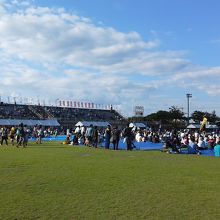 会場は運動競技場で沢山の見物客が訪れています