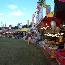 多くの出店が並んでいます