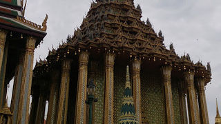 屋根の装飾が細かい