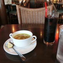 ドリンクのアイスコーヒーとスープ