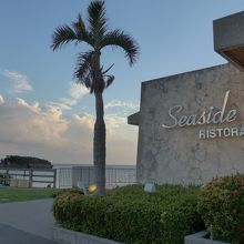 入り口付近左はビーチです