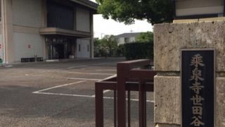 広々とした境内