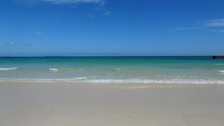 美しい海の色　砂浜　空