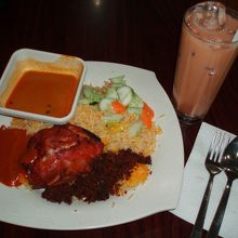 店の看板メニュー・ナシビリヤニ＆フライドチキン