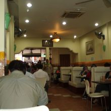 外観に比べて店内は綺麗に改装済み！