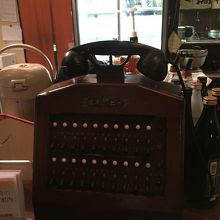レトロな展示があります　これは電話交換機です初めて見ました
