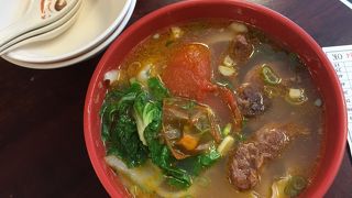 もっちもっちの刀削麺がたまらない食感。甘めのスープでつるっといけます