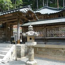 奥の院のどの墓所・霊廟より広いが、、、