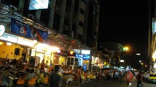 夜は沢山の旅行者で賑わう通り